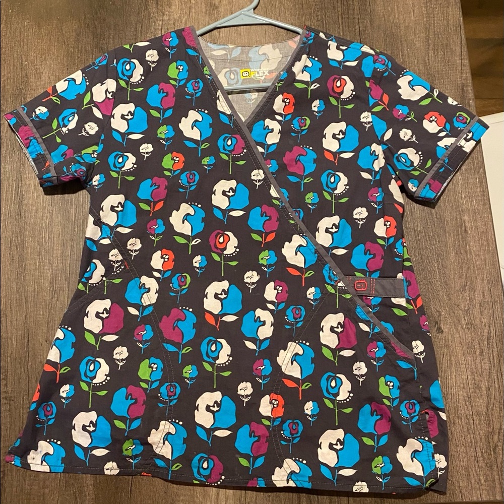 Wonder wink flex - flower scrub top